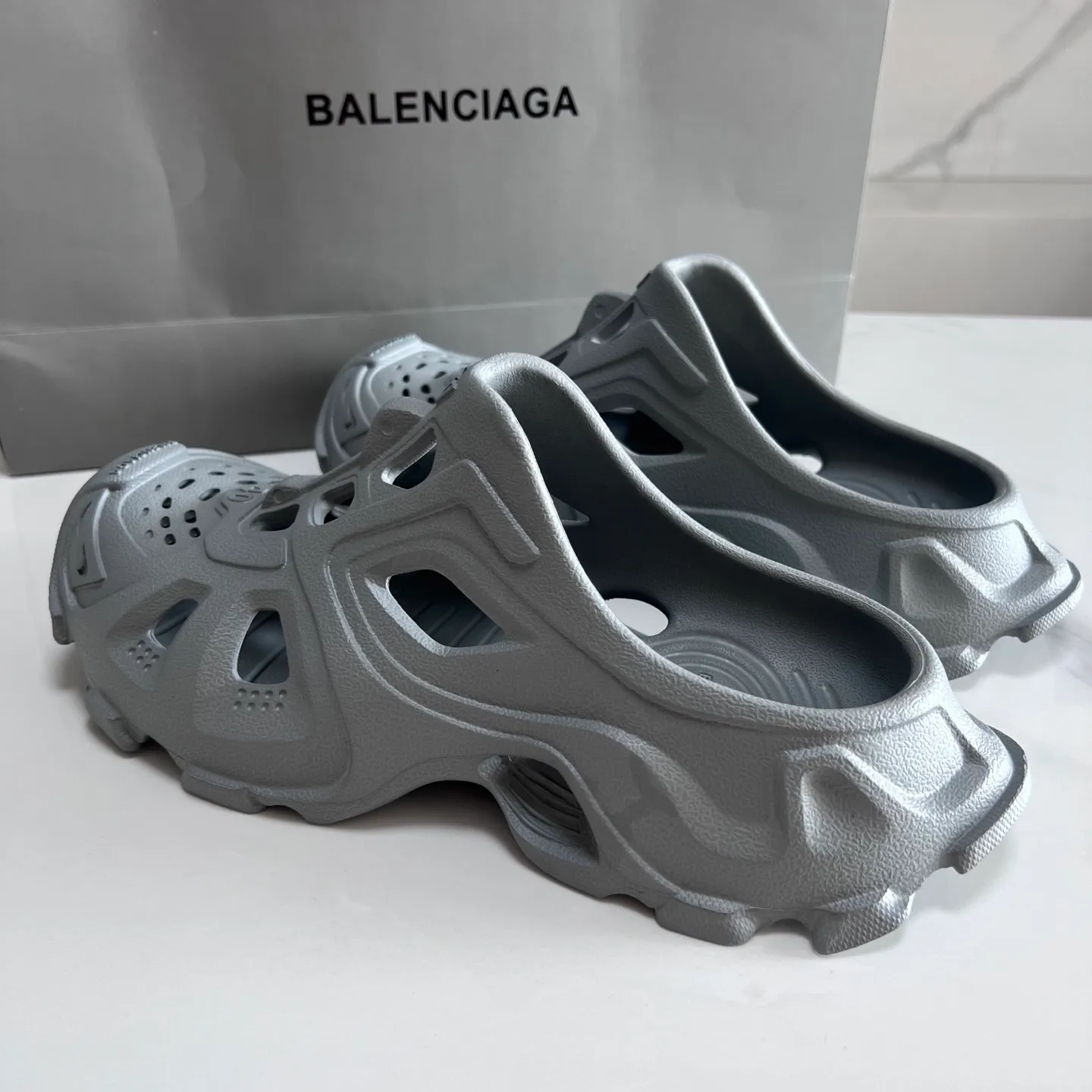 👟👟Ex-factory price 380👟👟 Balenciaga must-have beach shoes for summer: Men's and women's shoes are made of ultra-light 95% (injection molding) EVA plastic, 5% foam plastic foam cushioning material #Ultra-lightweight one-piece foam shoe mold ❗ New summer product, French high-end luxury brand - Balenciaga BALENCIAGA 3XL Rubber Low Top Sneakers 3XL version series summer beach wading versatile trendy lace-up casual sports hole sandals. Size: 35-46